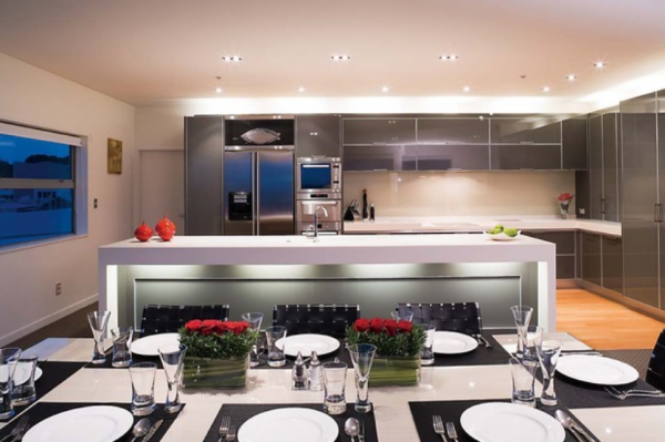 Lemari dengan penerangan LED di dalamnya untuk suasana yang dramatis